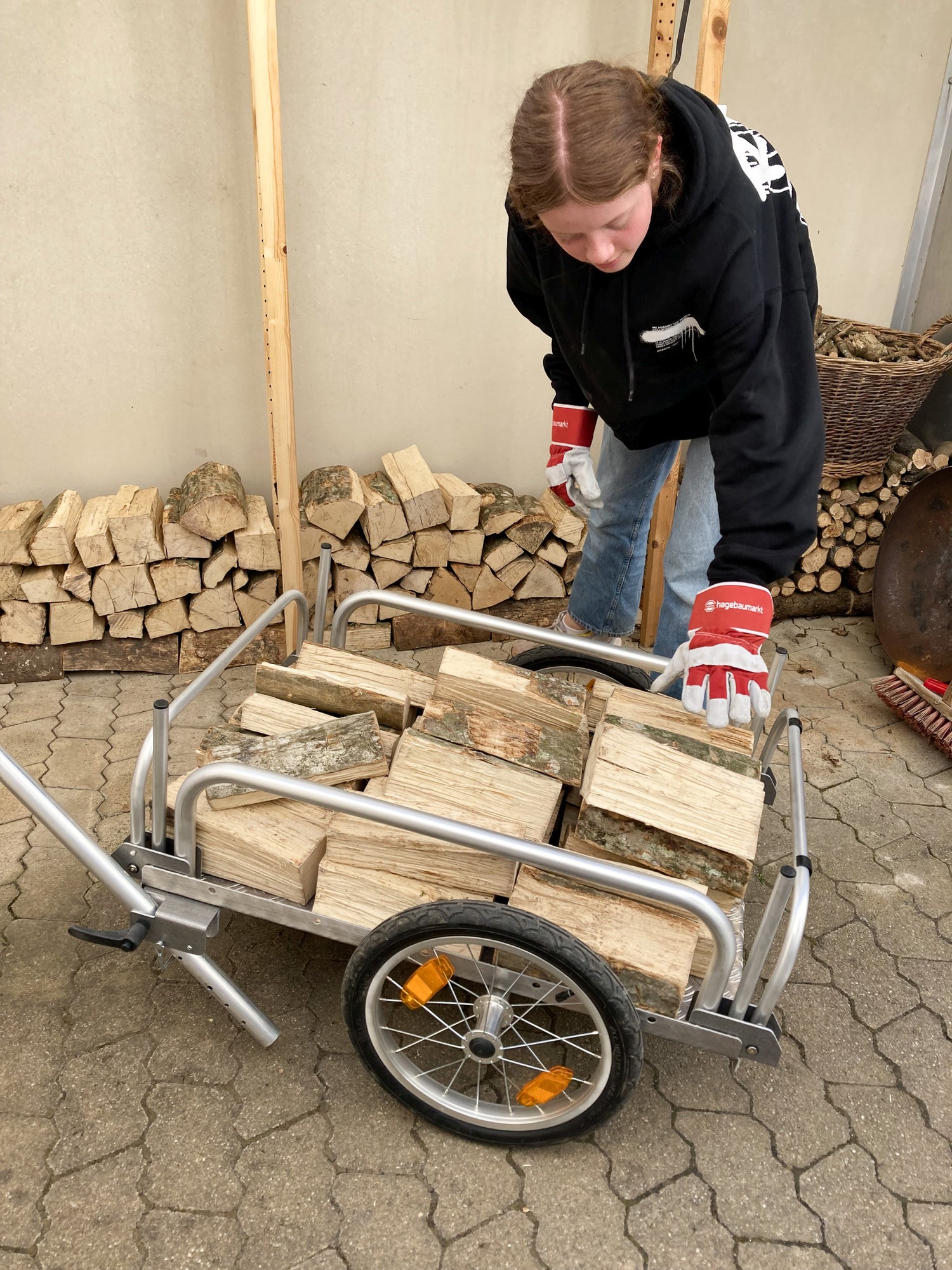 HAUTOO Model "ONE" mit Brennholz