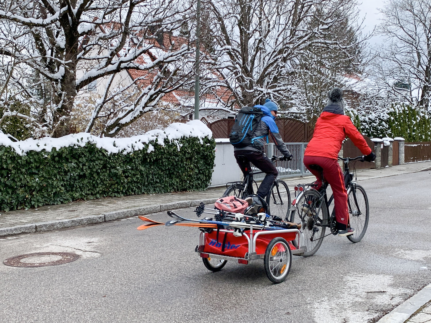 HAUTOO Model "ONE" mit Skiausrüstung
